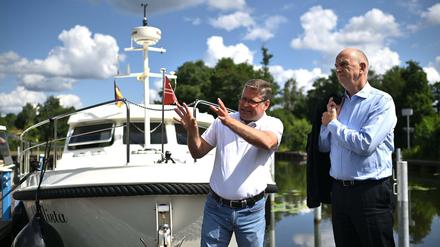 Ministerpräsident Dietmar Woidke (SPD) war am Mittwoch auf Wassertourismus-Tour - hier mit Liebenwaldes Bürgermeister Jörn Lehmann.