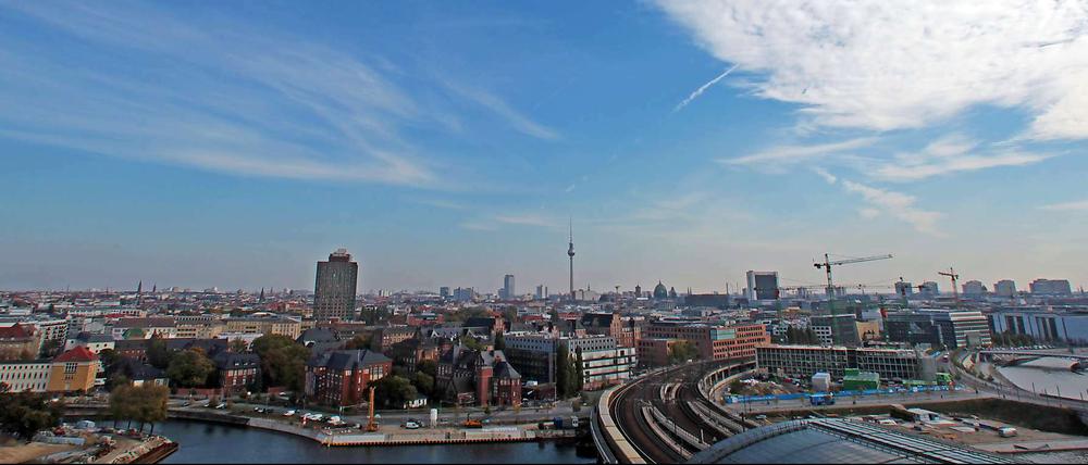 Berlins Sykline, sofern man diesen Begriff hier überhaupt verwenden kann. Viele herausragende Gebäude gibt es jedenfalls nicht.
