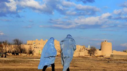 Auf dem Weg. Hier sind zwei Frauen mit Burka in Afghanistan unterwegs. Terre des Femmes setzt sich weltweit für die Gleichberechtigung von Frauen ein - und bekommt Unterstützung vom Erotikstore "Fun Factory" aus Berlin.