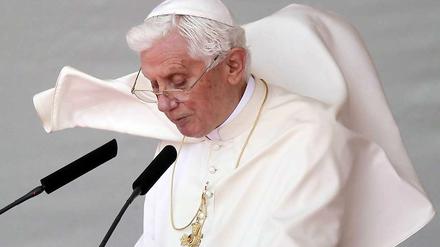 Bei seiner Ankunft in Madrid wurde der Papst umjubelt. In der Nacht zuvor aber war es zu heftigen Protesten von Papstgegnern gekommen. 