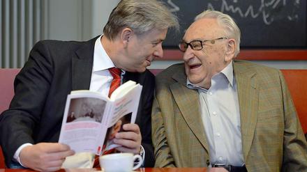 Berlins Regierender Bürgermeister Klaus Wowereit (SPD) mit seinem Parteifreund Egon Bahr