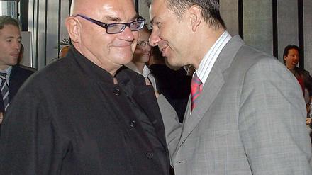 Klaus Wowereit mit Partyveranstalter Schmidt. Die Berliner Politik ist gespalten über den Besuch Wowereits auf Schmidts Finca in Spanien. 