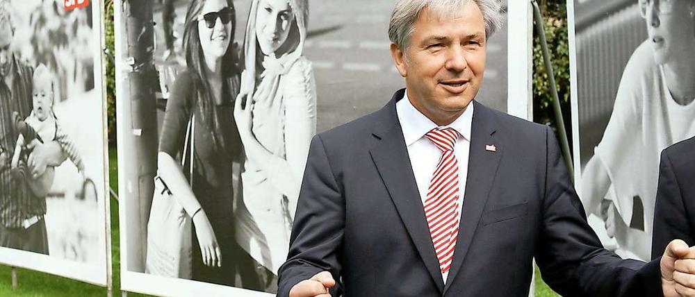 Klaus Wowereit war zunächst nur vor den Wahlplakaten der SPD zu sehen.
