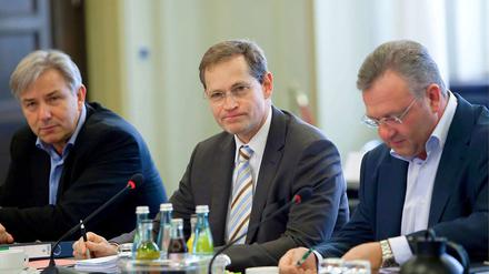 Noch ist nicht alles klar bei Roten und Schwarzen in Berlin: Klaus Wowereit, Michael Müller (beide SPD) und Frank Henkel (CDU) stehen noch einige Verhandlungsstunden bevor.
