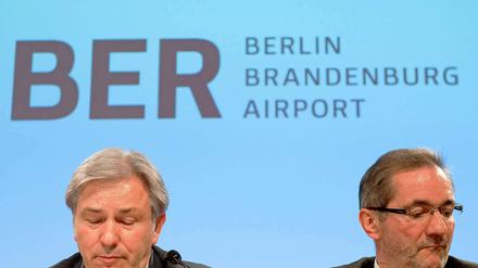 Die beiden "Hausherren" des BER: Klaus Wowereit und Matthias Platzeck. Besonders einer von beiden bekommt gerade die Häme wegen der verschobenen Flughafen-Eröffnung ab: Wowereit, Berlins Regierender Bürgermeister. Zu Unrecht, findet unser Autor. 