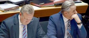 Der Regierende Bürgermeister Klaus Wowereit (rechts) lässt sich offenbar ausreichend Zeit, bevor er seinen Innensenator Frank Henkel über schwierige Sachlagen informiert. 