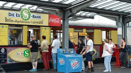 Berliner Exportschlager: Das Konzept der Imbissbude im ausrangierten S-Bahn-Triebwagen - hier am Flughafen Tegel - kommt auch andernorts gut an. Der Betreiber hat Filialen in Stuttgart, am Flughafen Köln-Bonn - und in Schanghai.