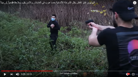Screenshot aus dem gestellten Video von Fayez Kanfash, in dem er Polizisten im Wald jagt und erschießt. 