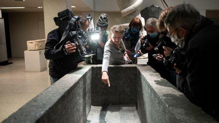 Das Ägyptische Museum hat es am schlimmsten getroffen. Direktorin Friederike Seyfried zeigt Medienvertretern Beschädigungen an einem Sarkophag.