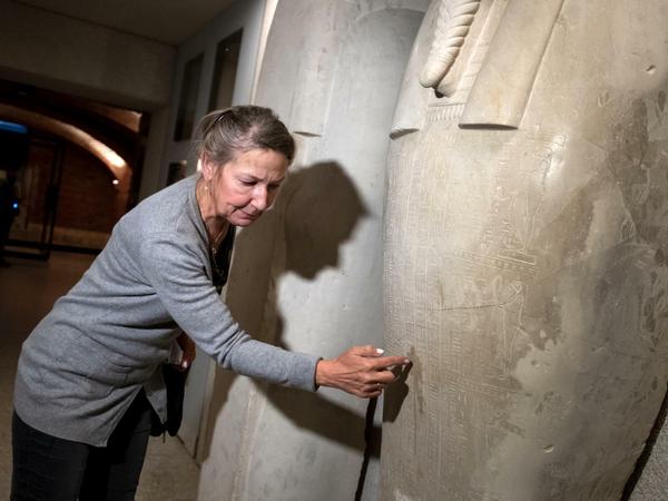 Friederike Seyfried, Direktorin des Ägyptischen Museums, zeigt Spuren am Sarkophag des Propheten Ahmose im Neuen Museum.