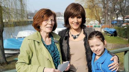 Ab ins Fernsehen. Annegret R. (l.) mit RTL-Moderatorin Birgit Schrowange. Die jüngste Töchter (r.) ist neun. 