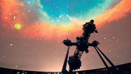 Im Zeiss-Großplanetarium werden Sterne in die Planetariumskuppel projiziert.