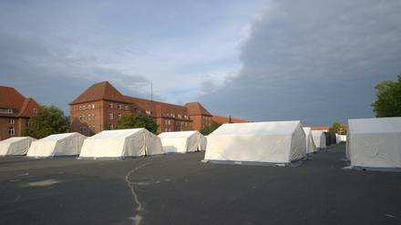Wolken hängen über dem Gelände der früheren Schmidt-Knobelsdorf-Kaserne in Spandau. Auf dem Gelände wurden kurzfristig Zelte errichtet, in denen 600 Flüchtlinge untergebracht werden können. 