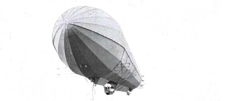 Ein Zeppelin schwebt über einer Zuschauermenge auf dem Tempelhofer Feld. Die Schwarzweiß-Aufnahme entstand am 29. August 1909.