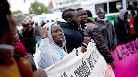 In Berlin lebende Flüchtlinge, hier eine Gruppe auf einer Demonstration, müssen vom Land versorgt werden. Das lockt Unternehmer an.