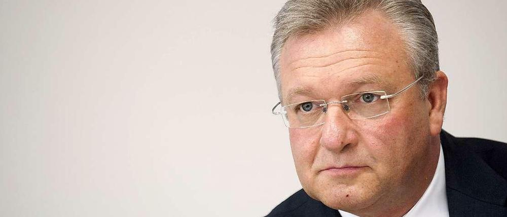 Frank Henkel, 51, ist seit 2008 Vorsitzender des CDU-Landesverbands Berlin und seit Dezember 2011 Bürgermeister und Senator für Inneres und Sport.