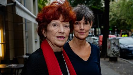 Regina Ziegler (links) und Tanja Ziegler vor ihrem Kino an der Bleibtreustraße 12.