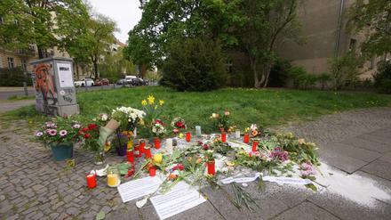30.04.2022, Berlin: Dort, wo gestern eine sechsfache Mutter mit Messerstichen getötet wurde, wurden Blumen und Kerzen der Anteilnahme abgelegt. Foto: Jörg Carstensen/dpa +++ dpa-Bildfunk +++