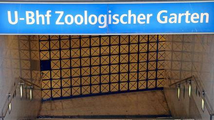 Am Bahnhof Zoologischer Garten kam es zum Streit zwischen fünf jungen Männern. Er endete in einer Messerstecherei - ein 20-Jähriger wurde lebensgefährlich verletzt.