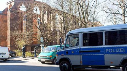 Einsatzfahrzeuge der Polizei stehen am Sonntag an der Franziskaner-Klosterruine, wo die Leiche gefunden wurde.