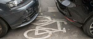 Falschparker auf einem gekennzeichneten Radweg.