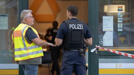 Nach zwei Überfällen auf Commerzbanken in Berlin ist am Mittwoch ein Tatverdächtiger festgenommen worden.