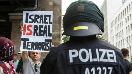 Ist das Antisemitismus – und wenn ja, strafbarer? Polizisten müssen in Sekundenbruchteilen entscheiden.