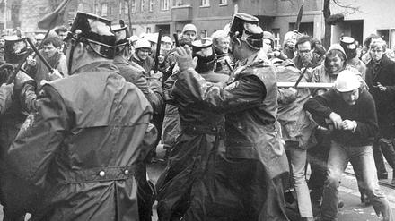 Am 4. November 1968 demonstrierten Studenten in Charlottenburg gegen ein damals drohendes Berufsverbot für Horst Mahler.