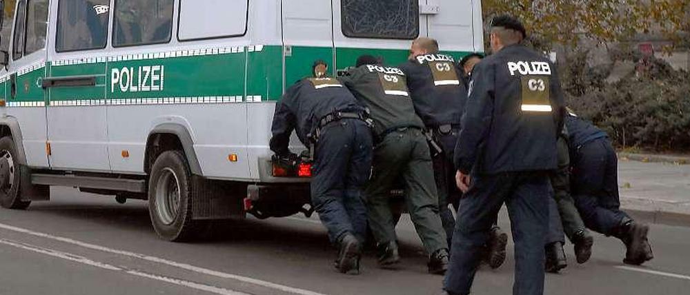 Anschubhilfe. Die Polizei in Berlin setzt auf Teamwork.