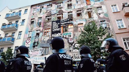 In Berlin werden linke Hausprojekte durchsucht - Grund war eine Soli-Demo für die Rigaer Straße 94.