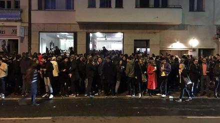 Hunderte Besucher drängten sich vor dem Imbiss in der Karl-Marx-Straße, auch auf dem Mittelstreifen standen die Leute. 