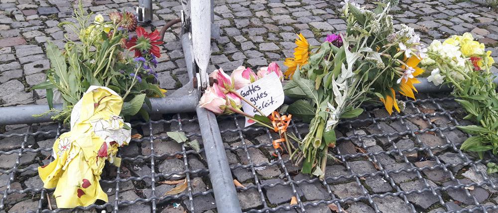 Am frühen Morgen wurden die ersten Blumen vor der Französischen Botschaft am Pariser Platz in Gedenken an die Opfer von Nizza abgelegt. 