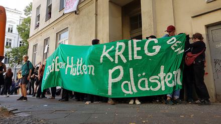 Vor dem besetzten Haus Großbeerenstraße 17a haben sich Unterstützer versammelt. 