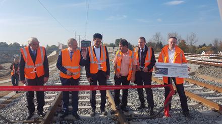 Berlins Bahnchef Kaczmarek (2. von links) und Bauleiter Jens Kulecki (4. von links) eröffnen die neue Strecke.