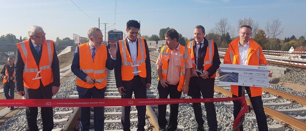 Berlins Bahnchef Kaczmarek (2. von links) und Bauleiter Jens Kulecki (4. von links) eröffnen die neue Strecke.