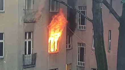 Die Flammen lodern aus einem Fenster in einem Wohnhaus in der Dominicusstraße.