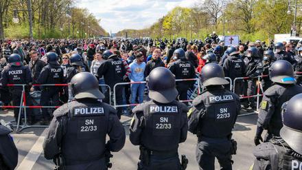 Rund 2200 Polizeikräfte waren am Mittwoch im Einsatz. Bei den Ausschreitungen wurden bislang etwa 250 Demo-Teilnehmer festgenommen. 