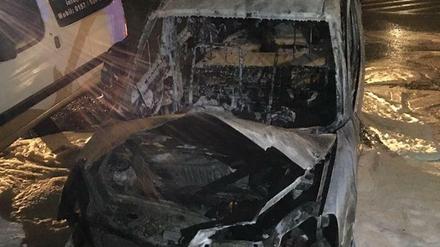 Der völlig ausgebrannte Wagen des Buchhändlers Heinz Ostermann in Nacht auf Donnerstag.