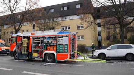 Feuerwehreinsatz in der Drakestraße in Berlin Lichterfelde. Bei eine Wohnungsbrand kam am Nachmittag ein Mensch ums Leben, eine andere Person kam mir schweren Verletztungen ins Krankenhaus.
