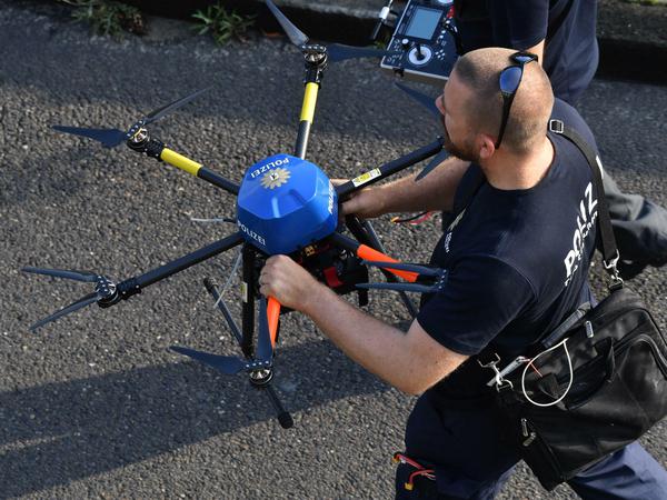 Ein Polizist bereitet den Einsatz einer Drohne vor auf der A100 in Höhe der Ausfahrt Alboinstraße.