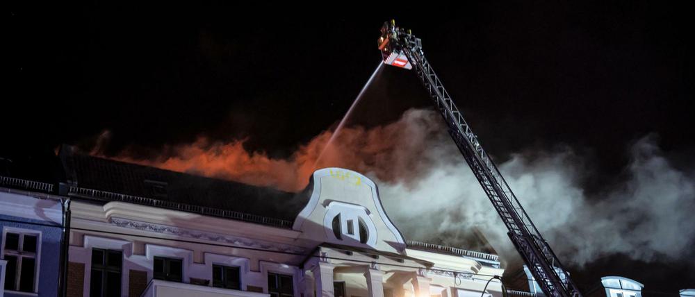 Die Berliner Feuerwehr löscht das Feuer in einem Wohngebäude an der Prenzlauer Promenade in Pankow.