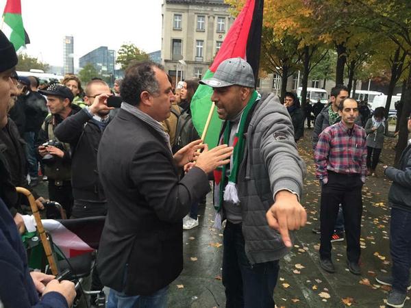 Veranstalter Raif Hussein (links) und Aktivist Afane liefern sich Wortgefechte.