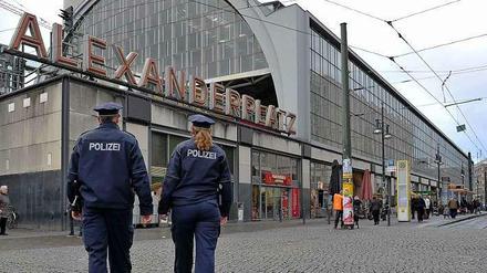 Trotz verstärkter Polizeipräsenz am Alexanderplatz gibt es dort immer wieder Angriffe.