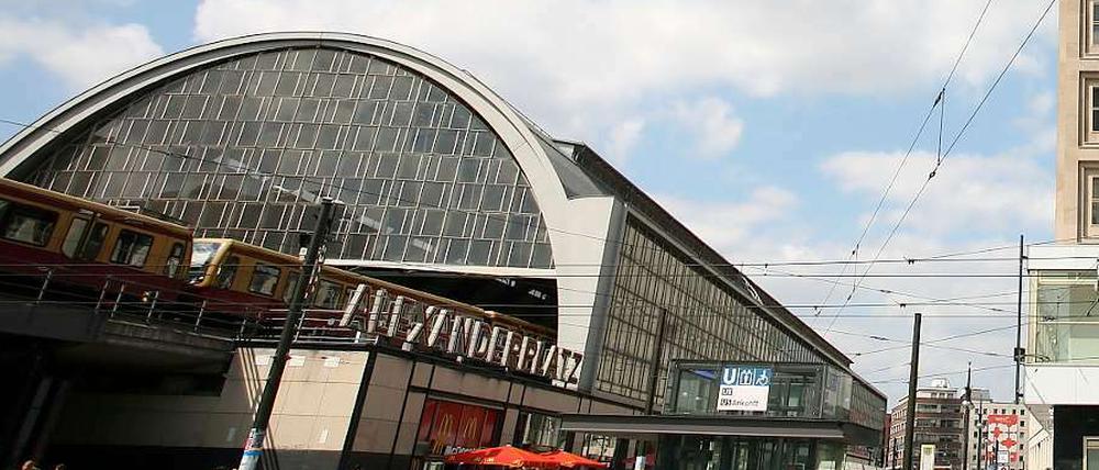 Am Bahnhof Alexanderplatz hat ein Regionalzug einen Rollstuhlfahrer überrollt.