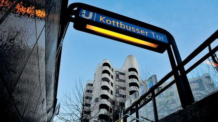 Der Eingang zum U Kottbusser Tor in Berlin Kreuzberg.