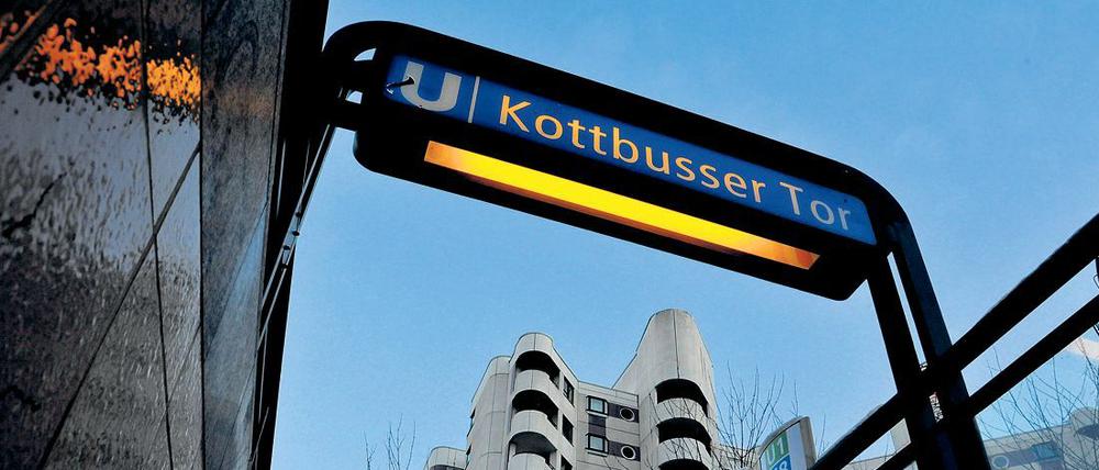 Der Eingang zum U Kottbusser Tor in Berlin Kreuzberg.