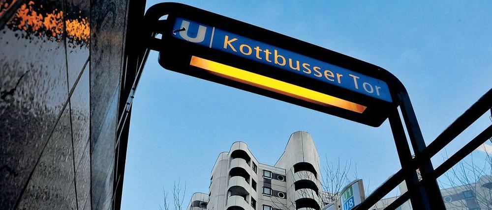 Die U-Bahn Haltestelle Kottbusser Tor in Berlin Kreuzberg.