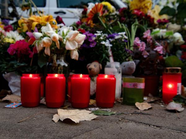 Blumen und Kerzen haben Menschen an der Stelle abgelegt, an der vier Personen bei einem Verkehrsunfall starben.
