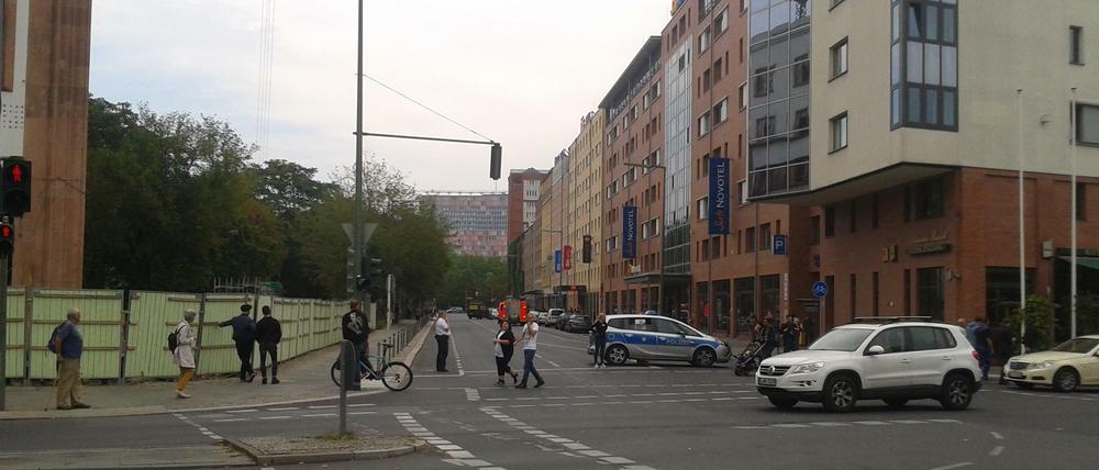 Die gesperrte Anhalter Straße in Berlin-Kreuzberg. Im Hintergrund der bereitgestellte Rettungswagen der Feuerwehr, der nicht gebraucht wurde.