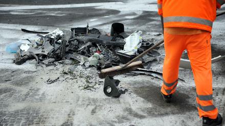 Ein Mitarbeiter der Berliner Stadtreinigung säubert den Unfallort nach dem illegalen Autorennen an der Tauentzienstraße. 